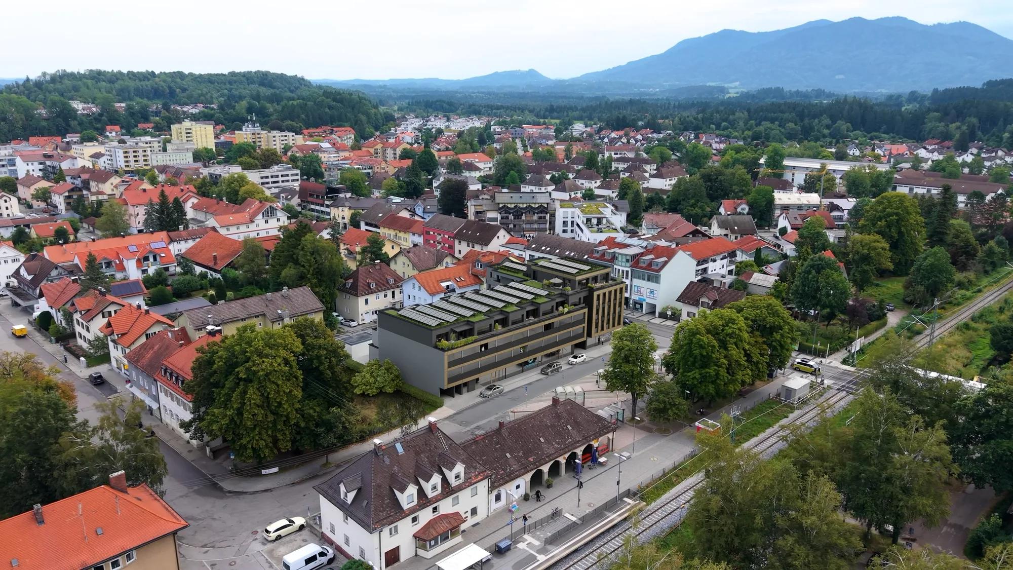 Luftbild Penzberg mit CityHubP39 am Bahnhof, im Hintergrund die Alpen